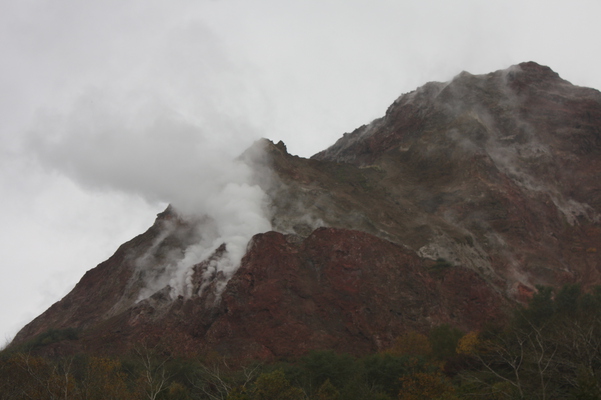 秋の「昭和新山」と赤い岩肌