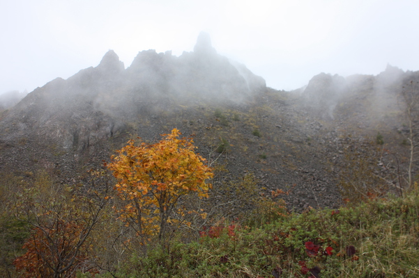 秋霧と白煙の有珠山