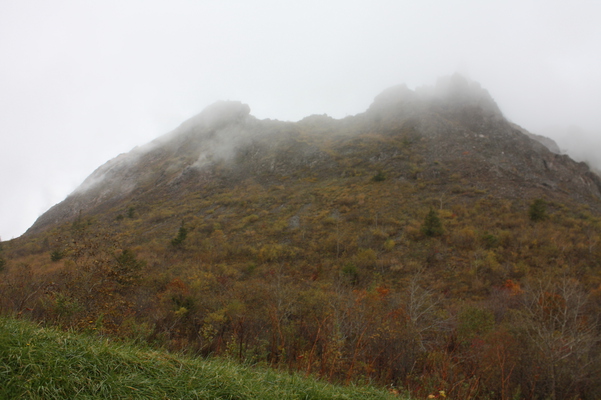 霧の有珠山と秋模様