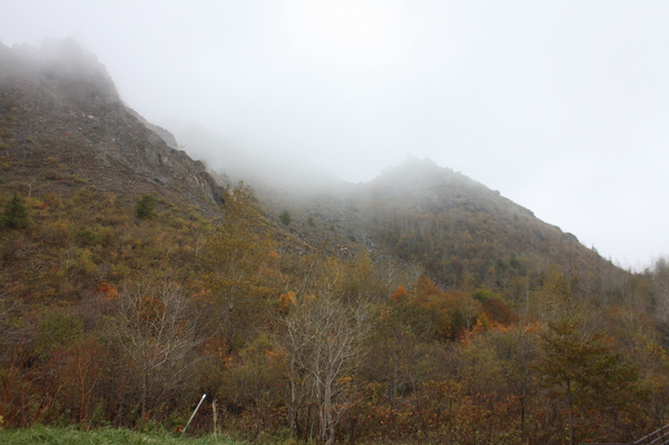 霧の有珠山と秋模様