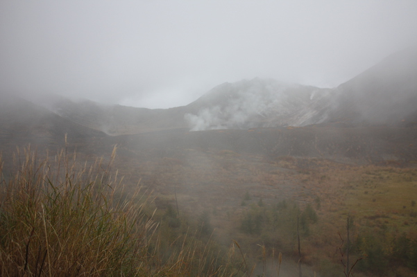 霧と有珠山「銀沼大火口」の白煙
