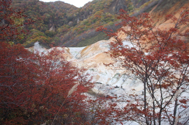 秋の登別温泉「地獄谷」