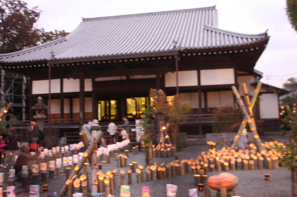 日田「長福寺」の「万灯会と本堂」の夕景