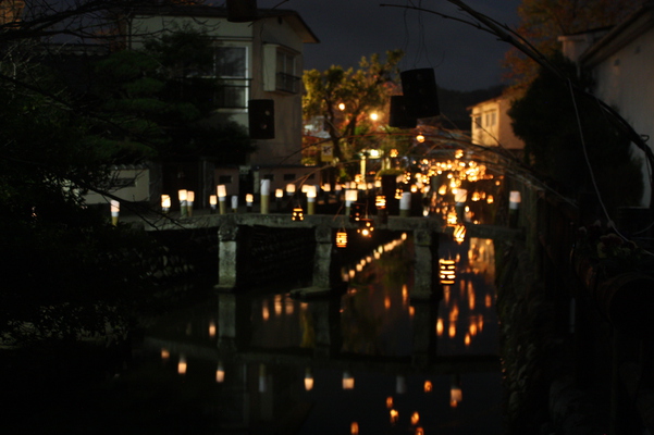 水路に沿った日田の「千年あかり」
