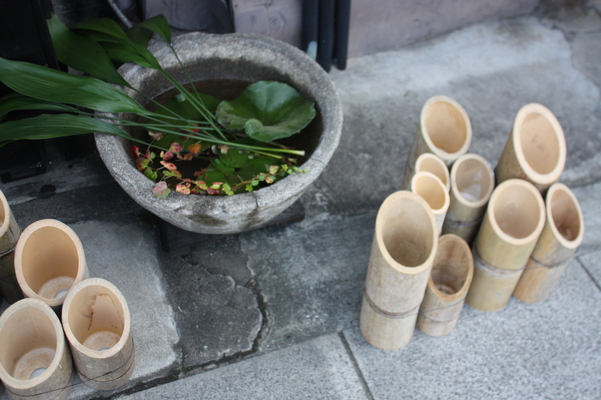 街角の竹燈籠と水盤