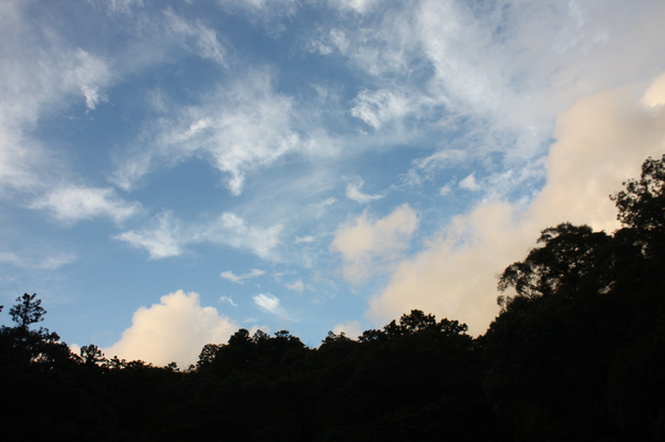 夕方近い空と雲
