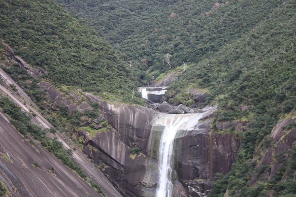 屋久島「千尋の滝」と巨岩