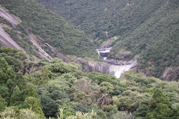 屋久島「千尋の滝」と巨岩の谷