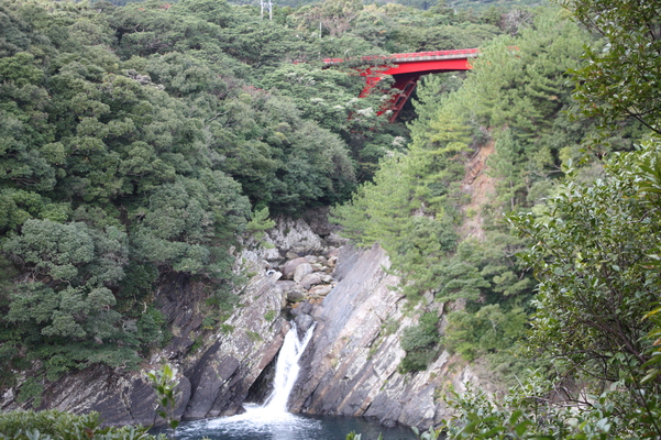 屋久島「トローキの滝」と朱橋