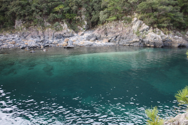 「屋久島・トローキの滝」と流れ落ちる海岸