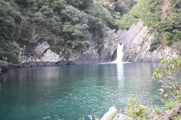 海に落ちる「屋久島・トローキの滝」
