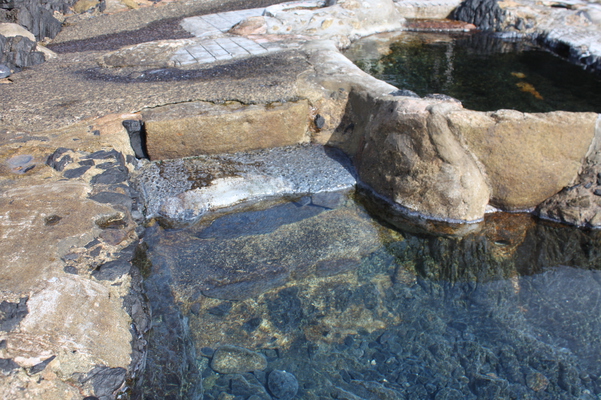 岩から湧き出る屋久島の「平内海中温泉」