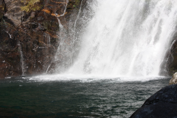 屋久島の「大川の滝」滝壺と水しぶき