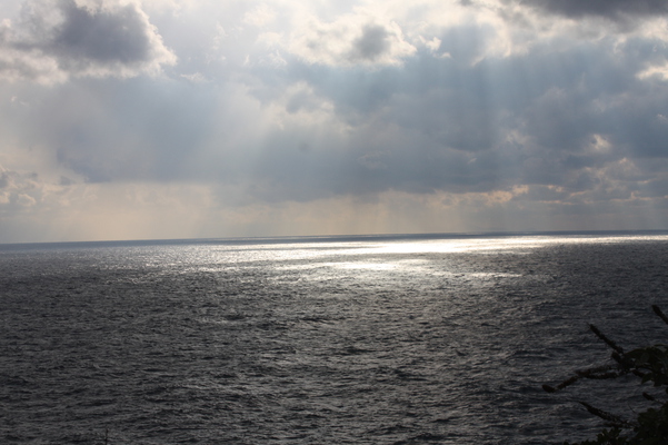 「屋久島灯台」から見た東シナ海と光の帯