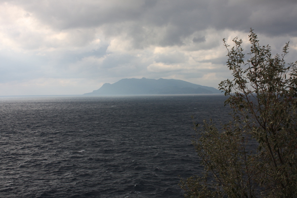 「屋久島灯台」から見た島影