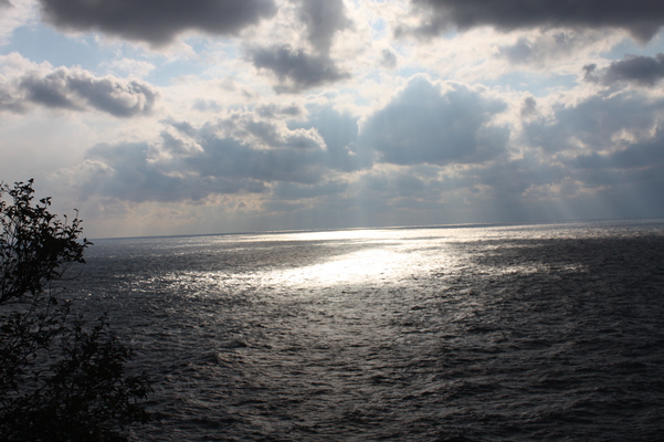 「屋久島灯台」から見た東シナ海と光の帯