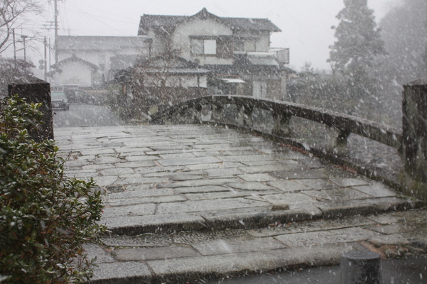 降雪と秋月「目鏡橋」