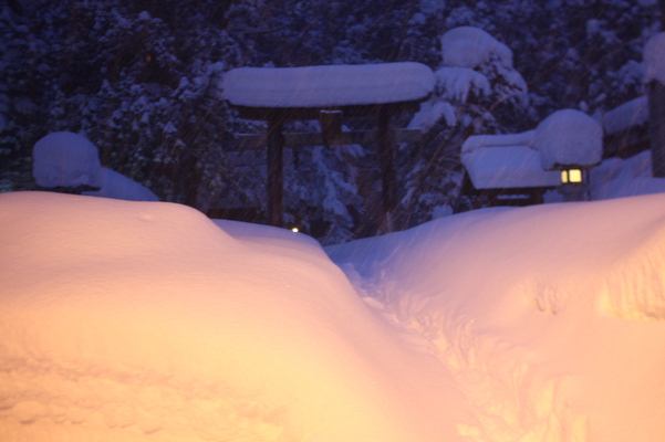 積雪した「出羽三山神社」の鳥居