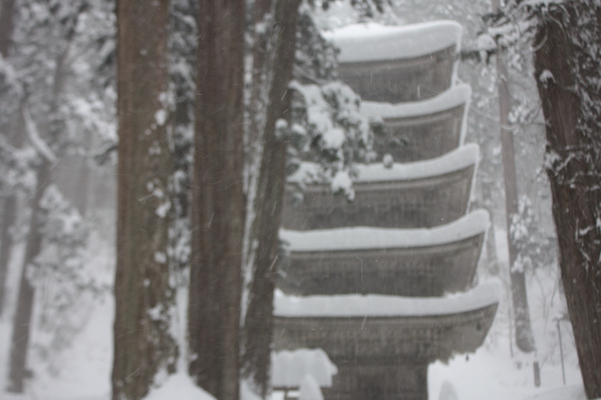 降雪に煙る羽黒山「五重塔」