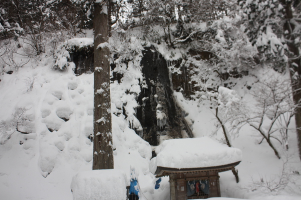 氷結した羽黒山「須賀の滝」
