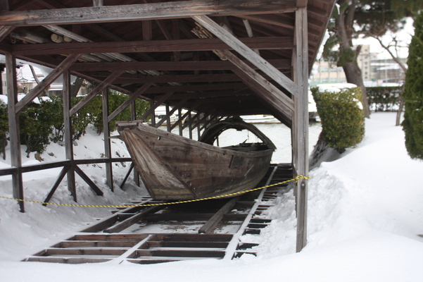 積雪と木船
