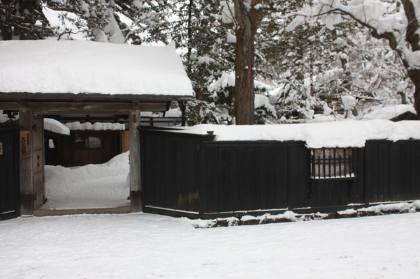 積雪の角館「石黒家」門と黒板塀