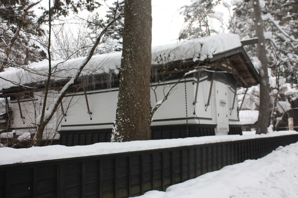 積雪の角館武家屋敷「青柳家」の蔵と黒塀