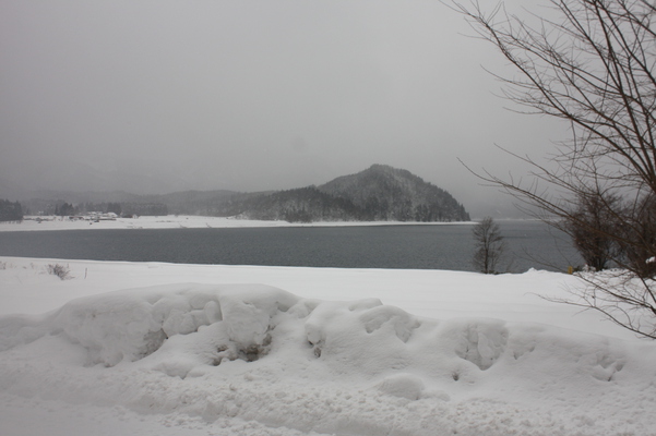 積雪の田沢湖畔