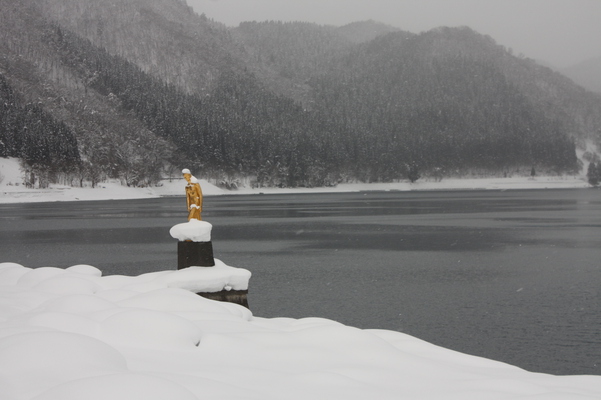 積雪の田沢湖と「たつこ姫像」