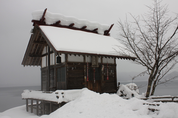 積雪の田沢湖と「たつこ姫神社」