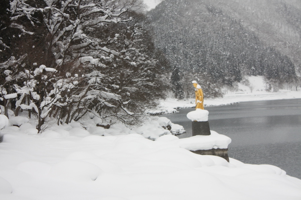 積雪の田沢湖と「たつこ姫像」