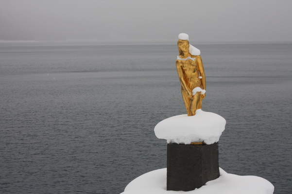 積雪の「たつこ姫像」と田沢湖