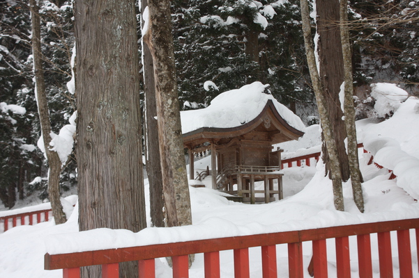 積雪の「御座石神社」傍の「潟頭の霊泉」