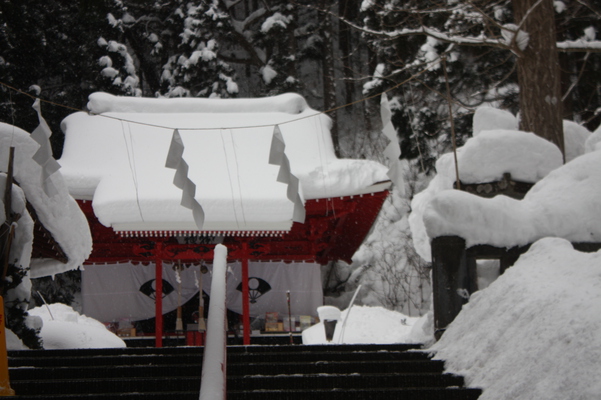 積雪の田沢湖畔「御座石神社」