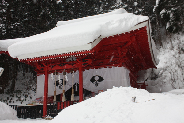 降雪と積雪の「御座石神社」