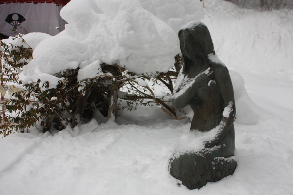 積雪の「御座石神社」傍の「たつこ姫像」