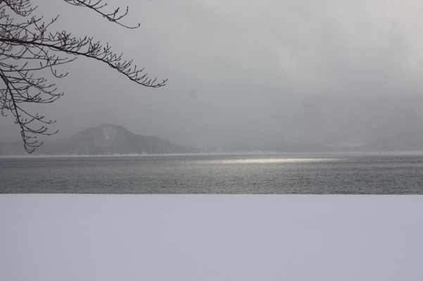 積雪の田沢湖と陽だまり