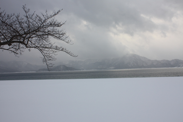 雪雲と冬の田沢湖