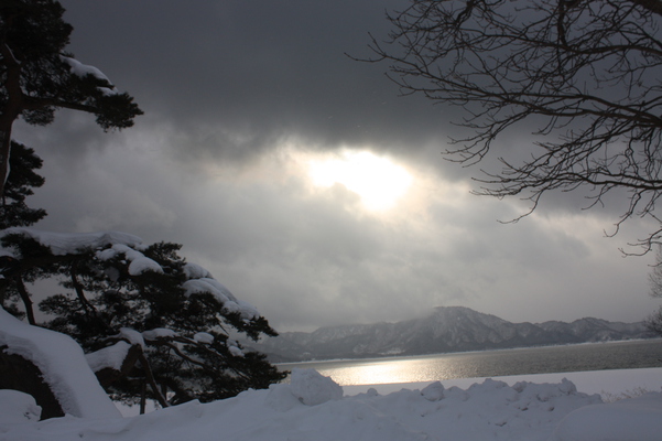積雪の田沢湖畔と冬陽