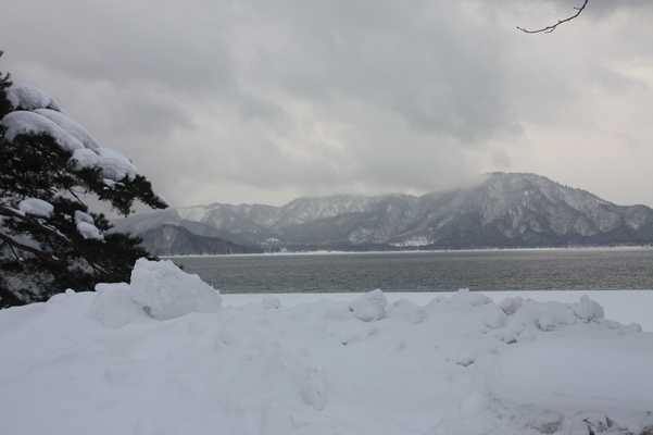 積雪の田沢湖畔と山並み
