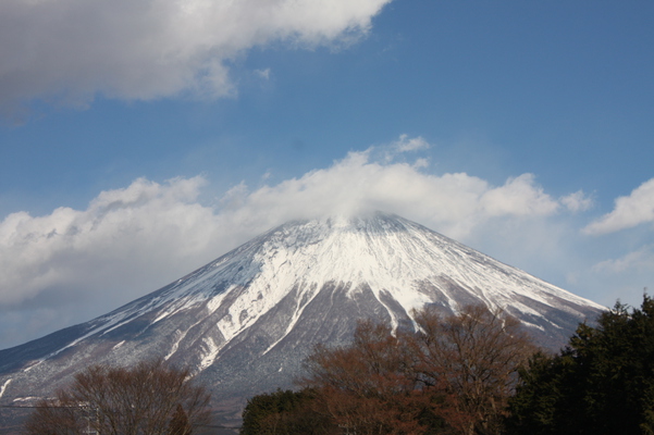 「音止の滝」近くから見た「冬期の富士山」
