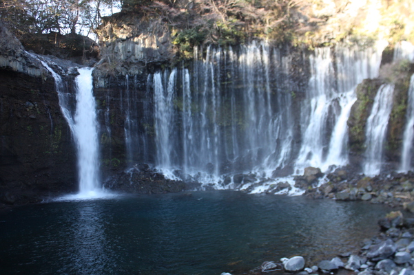 帯状の陽を受ける冬期の「白糸の滝」