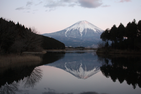 田貫湖に映る夕方の富士