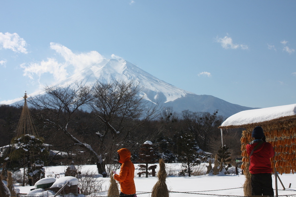雪の「忍野八海」から見た富士山