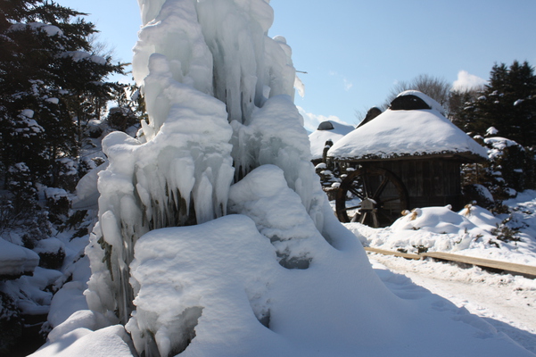 氷雪の樹木と水車小屋