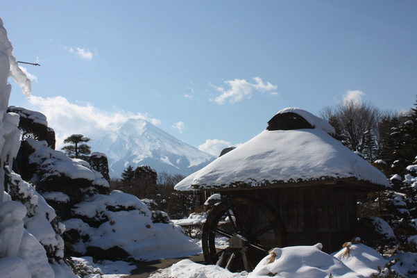 積雪の「忍野八海」と富士山