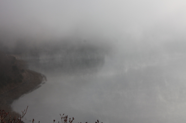 冬の朝霧にかすむ湖面