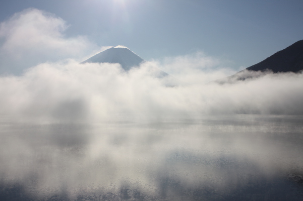 朝霧の本栖湖と富士山