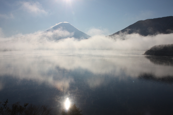 朝霧の本栖湖と富士山
