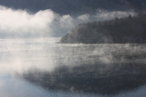 冬の湖面から昇り流れる朝霧/癒し憩い画像データベース